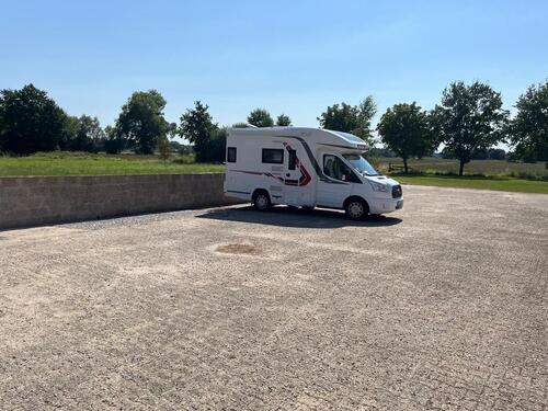Foto - Außen-Stellplatz für Wohnmobile , Wohnwagen oder Boote