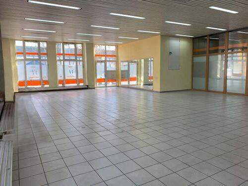 Foto - Oranienburg, Gewerbefläche im Erdgeschoss mit großen Fenstern zur Straße
