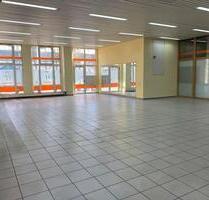 Oranienburg, Gewerbefläche im Erdgeschoss mit großen Fenstern zur Straße