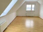 Foto - Gemütliche 2,5-Zimmer-Dachwohnung mit Laminatboden, separater Küche & Badewanne
