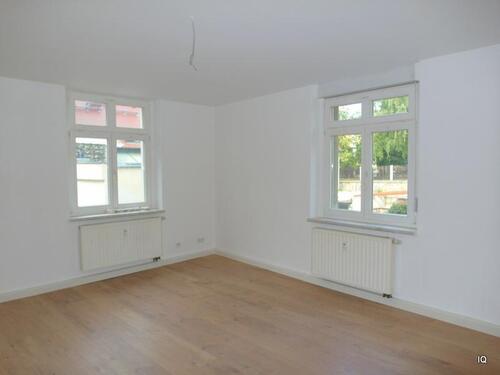 Foto - Frisch renovierte 3-Zimmer-Wohnung mit neuem Laminatboden 'Dielenoptik', sep. Küche & Badewanne