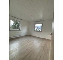 Modern renovierte 3-Zimmer-Wohnung mit Balkon - Kuchen