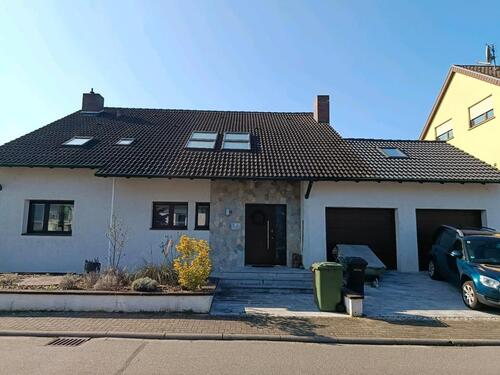 Foto - Einfamilienhaus mit Doppelgarage und Einliegerwohnung