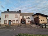 Foto - Bauernhaus mit Scheune und Halle