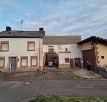 Bauernhaus mit Scheune und Halle - Zemmer