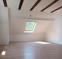 Schöne 2R-Wohnung am Ortsrand von Grünhain, Dachgeschoß 60 qm mit Stellplatz, Gartenpacht möglich! - Grünhain-Beierfeld