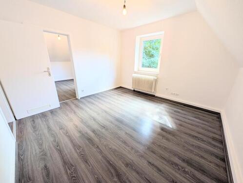 Foto - **Ab sofort: +frisch gestrichen +neues Tageslichtbad +Laminat +eigener Garten**