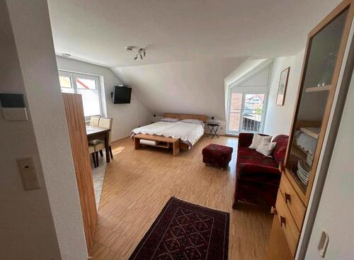 Foto - Einzimmer- Dachgeschosswohnung - möbliert mit Stellplatz