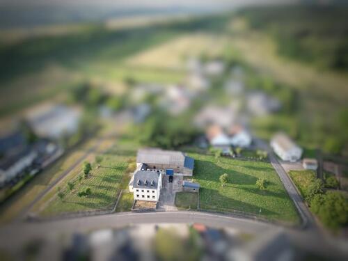 Foto - Wohnhaus und Nebengebäude auf außergewöhnlich großem Grundstück