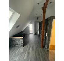 Renovierte Dachgeschosswohnung mit Balkon in ruhiger Wohnlage - Frankfurt am Main Nord-West