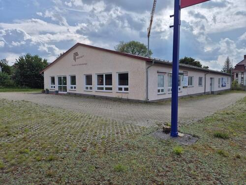 Foto - Ladenfläche mit Parkplätzen direkt an der B7