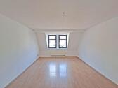 Foto - Zentrale 3-Zimmer-DG-Wohnung mit Stellplatz