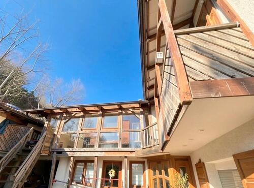 Foto - Einfamilienhaus mit Nebengebäuden und Hof