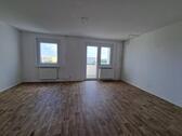 Foto - Ab 10.12.2025 Frisch renoviert 3-Zimmer mit Wohnküche, Balkon und Wannenbad!
