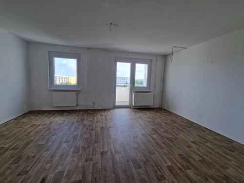 Foto - Ab 10.12.2025 Frisch renoviert 3-Zimmer mit Wohnküche, Balkon und Wannenbad!