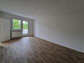 Foto - Ab 10.12.2025***Frisch renovierte 2-Zimmer-Wohnung mit Balkon und Dusche!