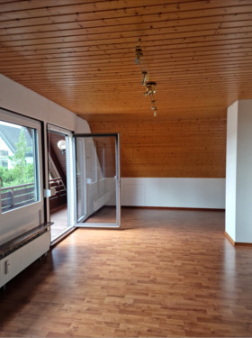 Foto - 3-Zimmer-DG-Wohnung mit Balkon, 3-Parteien-Haus, Sterbfritz
