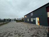 Foto - Moderne Lagerhalle mit viele Parkplätzen zu vermieten.