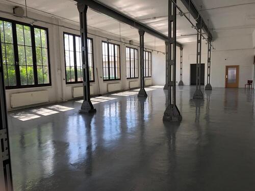 Foto - Lichtdurchflutete Gewerbehalle in denkmalgeschütztem Objekt