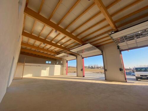 Foto - Halle mit Heizung und Büroräumen