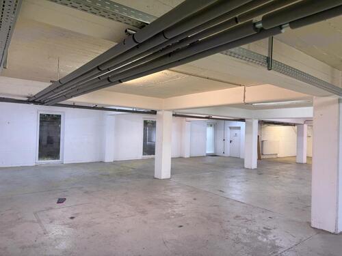 Foto - Halle mit Toiletten und Büro - 1.650,00&nbsp;EUR Kaltmiete, ca.&nbsp; 430,00&nbsp;m&sup2;