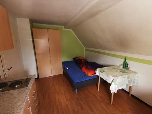 Foto - 1 Zimmer möbliert, 1 Bad mit Wanne u. Waschmaschine