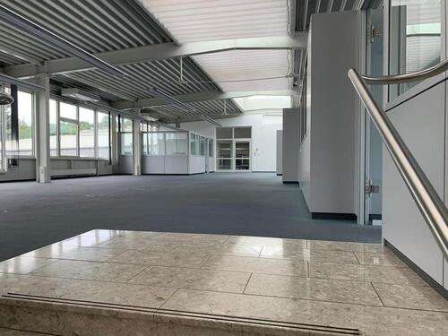 Foto - Großraumbüro mit abgetrennten Einzelbüros und Toiletten ca. 378 m²