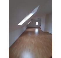Helle 1-Zimmer-Dachgeschosswohnung mit EBK. - Schweinfurt Haardt