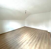 Schöne 3-Zimmer-DG-Wohnung mit EBK und Stellplatz | Ab 01.05.2026 - Bischofsmais