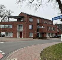 Top: Warmmiete nur 10 €m2 -: Hochwertige Wohnung im 1. OG mit Balkon im Zentrum von Lindern - Lindern (Oldenburg)