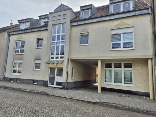 Foto - kleine 2- RWE im Seitentrakt eines Mehrfamilienhauses unweit vom Golßener Volkspark