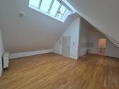 Foto - Helle Dachgeschosswohnung mit neuer Küche & ruhiger Lage