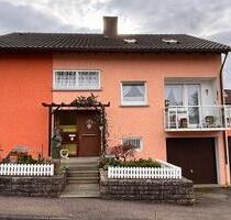 Freistehendes EFH mit Garten und 2 Garagen in massiver Bauweise - Mundelsheim