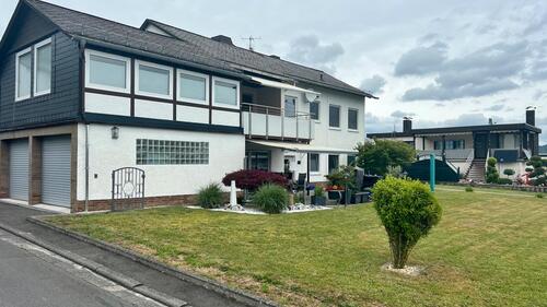 Foto - Großzügiges Zweifamilienhaus 