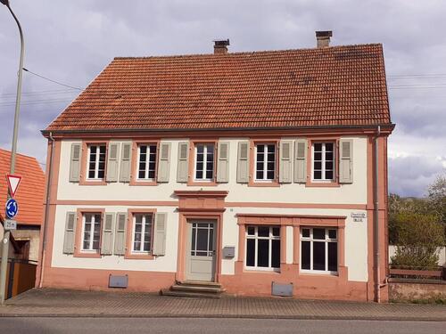 Foto - Ehemaliges Pfarrhaus mit Scheune und Stallungen