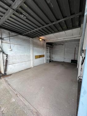 Foto - Garage mit Metalltor im alten Pfarrweg zu vermieten