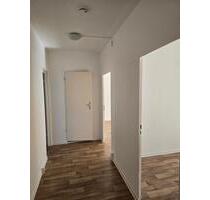 Helle 3 -Raumwohnung im Erdgeschoss + Wannenbad + großer Balkon - Stendal