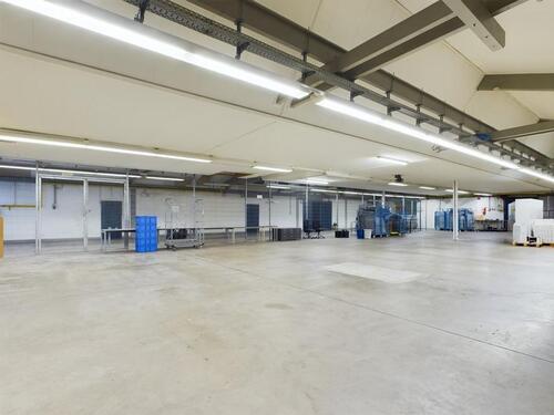 Foto - Gewerbehalle mit Büroflächen im Gewerbepark