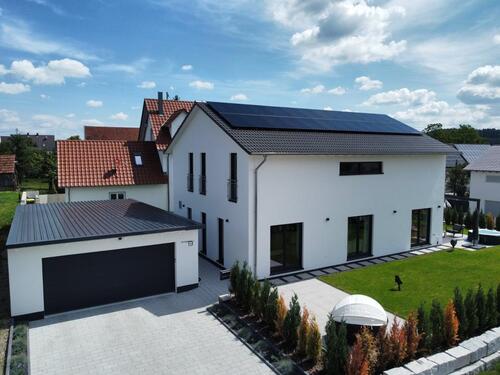 Foto - Modernes A+ Einfamilienhaus mit Wärmepumpe und PV-Anlage im Landk
