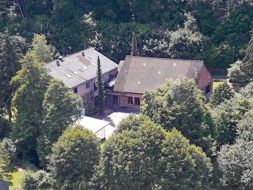 Foto - Gebäude mit industriellem Scharm und parkähnlichem Grundstück