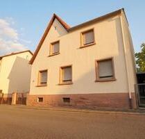 Charmantes Einfamilienhaus mit 7 Zimmern in zentraler Lage - Eisenberg (Pfalz)