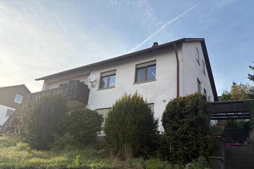 Foto - Zweifamilienwohnhaus mit 2 Garagen und Nebengebäude zu verkaufen
