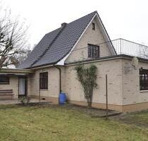 Einfamilienhaus mit großem Garten, Kellerräumen & zwei Garagen – - Lütjenburg