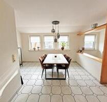 GEMÜTLICH!!! Herrliche 3- Zimmer-Dachgeschosswohnung mit Einbauküche und Fußbodenheizung - Neuenstein