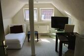 Foto - Helle Dachgeschosswohnung möbliert zu vermieten - zentrale Lage