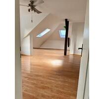 Schöne große Dachgeschoss Wohnung 3 Raum Wohnung - Dresden Pieschen