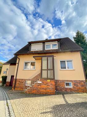 Foto - Geräumiges Einfamilienhaus mit 5 Zimmern und großflächigem Garten