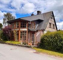 Mehrgenerationenhaus mit 3 Mietwohnungen und Büroflächen - Willingen (Upland)