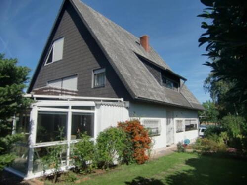 Foto - Einfamilienhaus mit großem Grundstück und großzügiger Einliegerwo