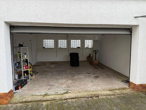 Foto - Halle bzw. 2 Garagenabteile mit Zwischenraum und großem Hof